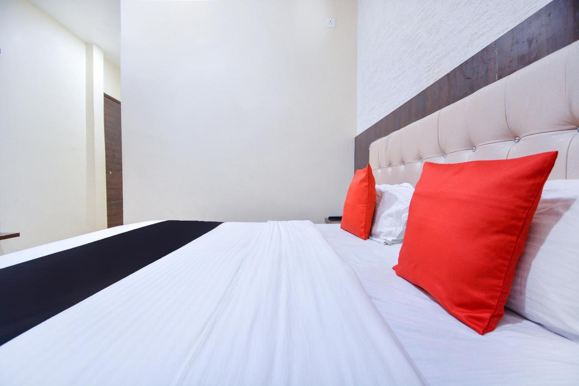 Capital O Moments Inn Amritsar Exterior photo