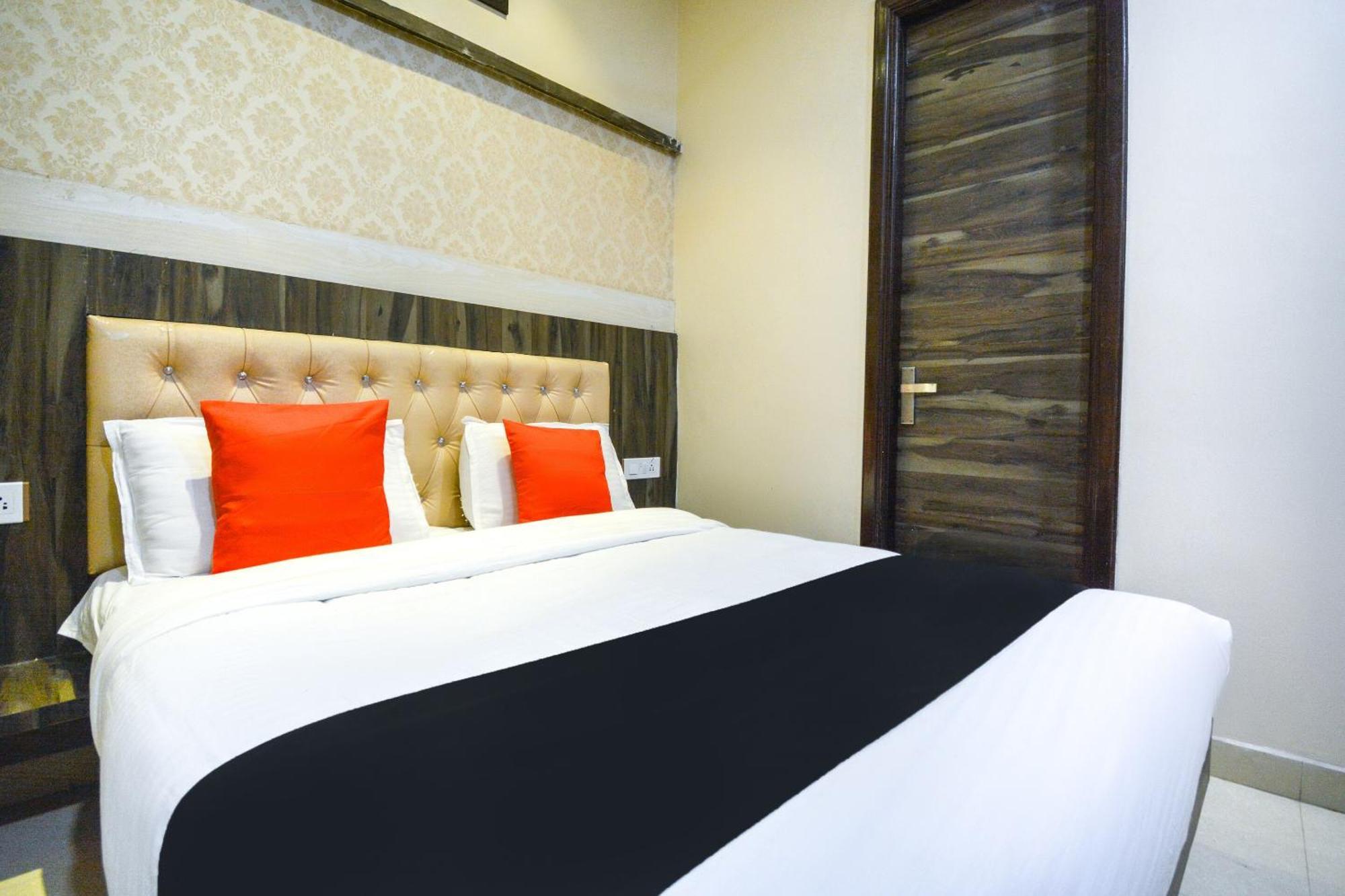Capital O Moments Inn Amritsar Exterior photo