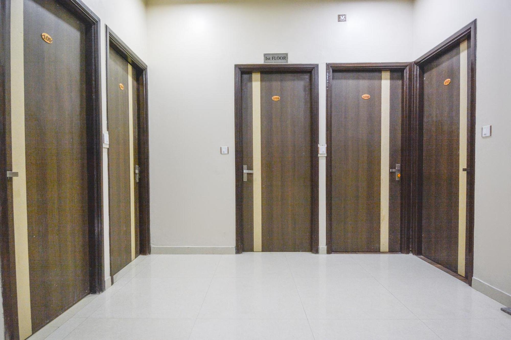 Capital O Moments Inn Amritsar Exterior photo